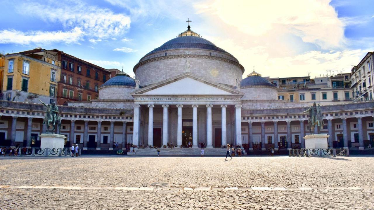 Grande & Caratteristico Dietro La Cattedrale Neapel Exterior foto